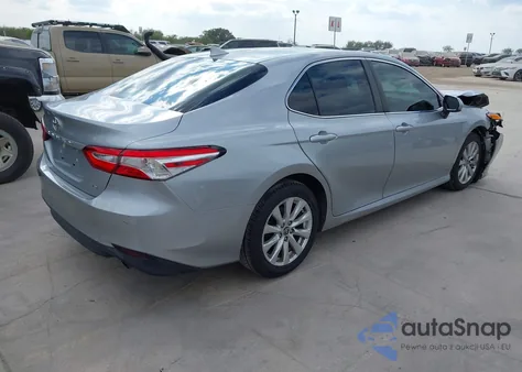 2020 Toyota Camry Le z USA, uszkodzony, nr VIN 4T1C11AK4LU395938